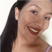 Tutora de niños y jóvenes que ayuda a resolver trabajos de matemáticas y lenguaje